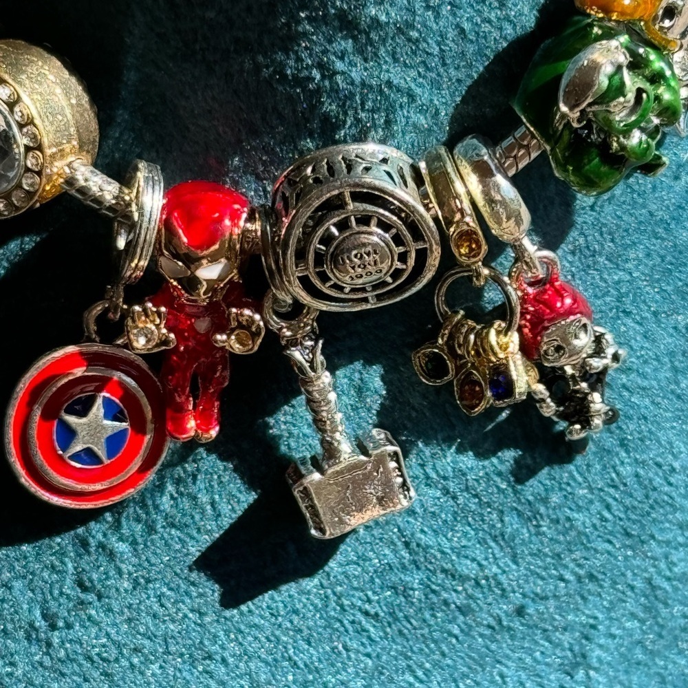 Avengers Charm Bracelet - Picture 4 of 8